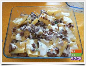 Paccheri al forno con funghi e salsiccia e video corale