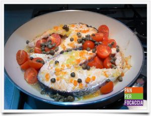 Tranci di salmone con pomodorini e capperi