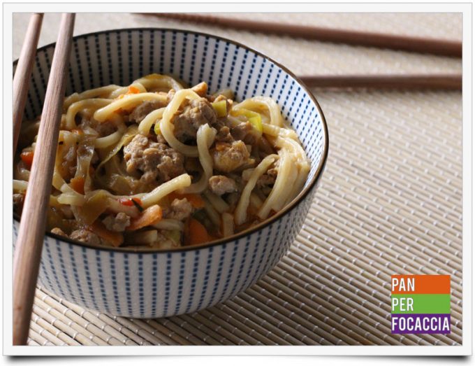 Flour sticks noodles con carne e verdure 1