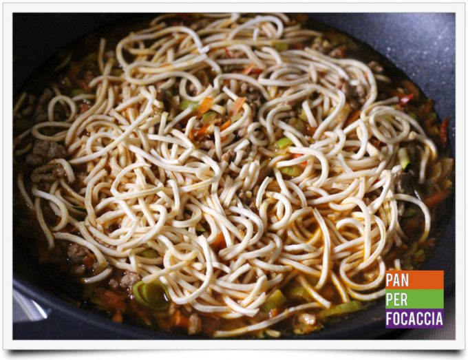 Flour sticks noodles con carne e verdure 5