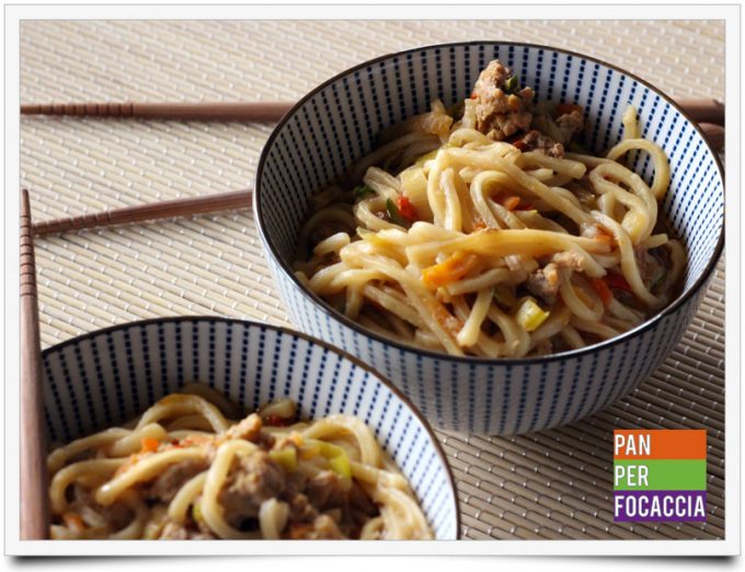 Flour sticks noodles con carne e verdure 6